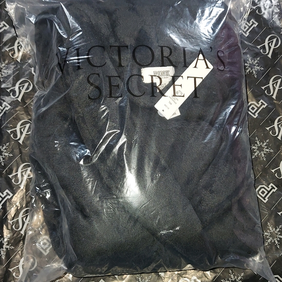 PINK VS Fluffy Robe Fit size Medium to Large NWT - Picture 3 of 6